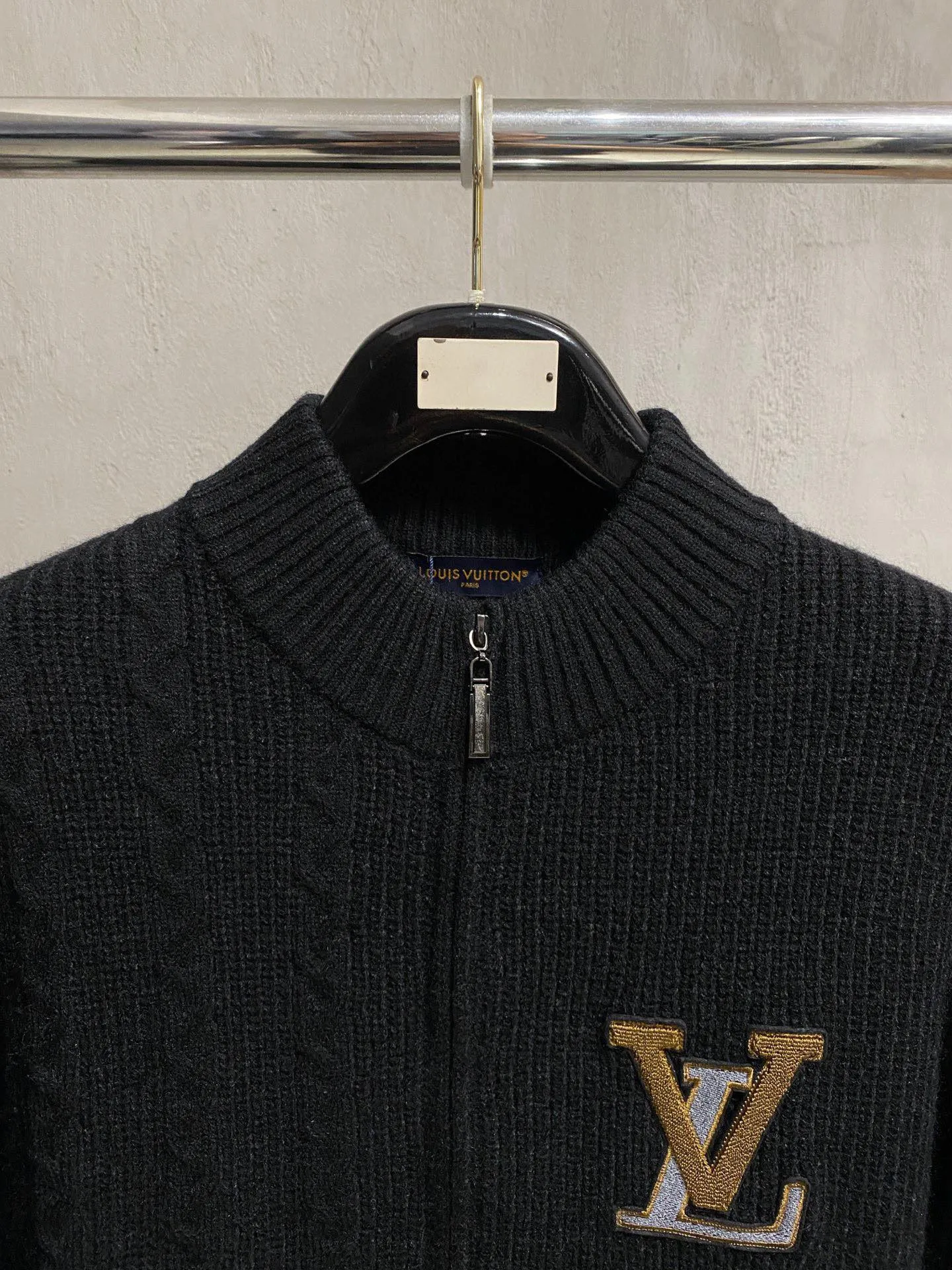 🅿️560 【LV Louis Vuitton】Autumn and winter classic cardigan sweater, in full condition! ! ! Wool blended fabric, the latest model in 2025, golden ratio! ! Slim-fitting soft gold, versatile and practical item, the combination and practicality are extremely powerful, simple and elegant, and classy! To create your own style, it is highly recommended to buy it in two colors. The standard slim fit tailoring process is suitable for both young and old men. It is knitted from wool and will not cause any discomfort! While keeping warm, it is stylish, textured and wearable, and the classic logo with contrasting colors on the chest feels in place! ! Recommended for regular customers! ! Size M-3XL (maximum wear: 190 pounds)